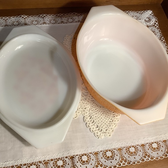 Pyrex Friendship Orange and White 1.5 qt Casserole - Picture 4 of 6